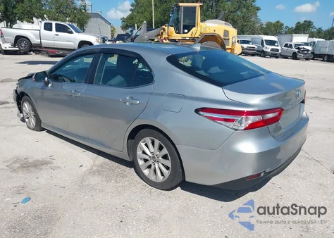 2020 Toyota Camry Le z USA, uszkodzony, nr VIN 4T1C11AKXLU975968